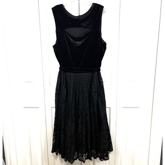 Lane Bryant Dress Plus Size 22 Velvet Lace Pleated Cocktail Party Key Hole LBD - Picture 1 of 10